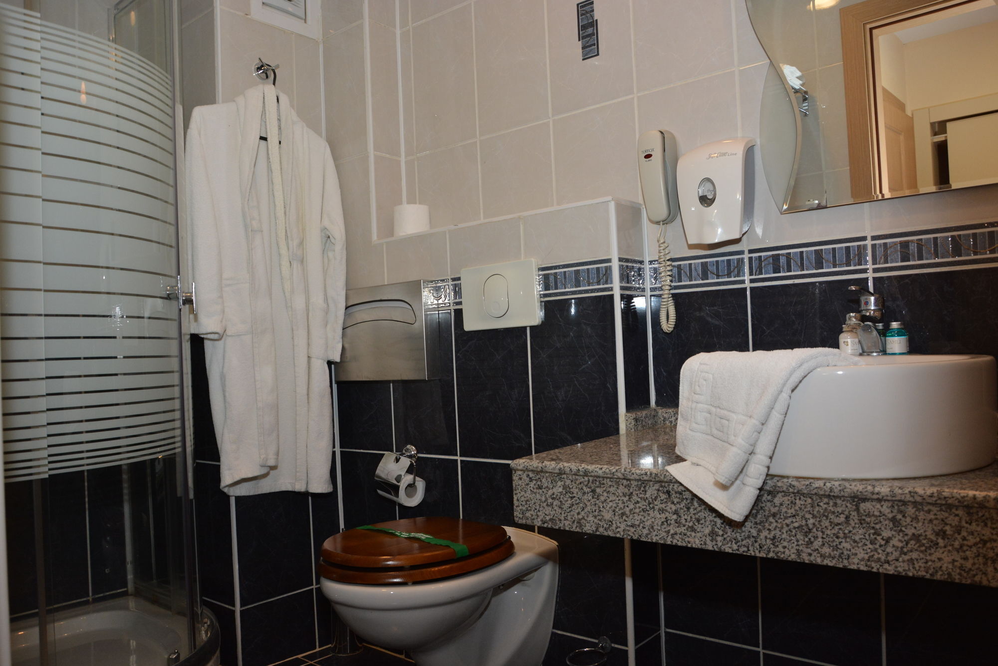 Hangover Central Hotel Eskisehir Bagian luar foto