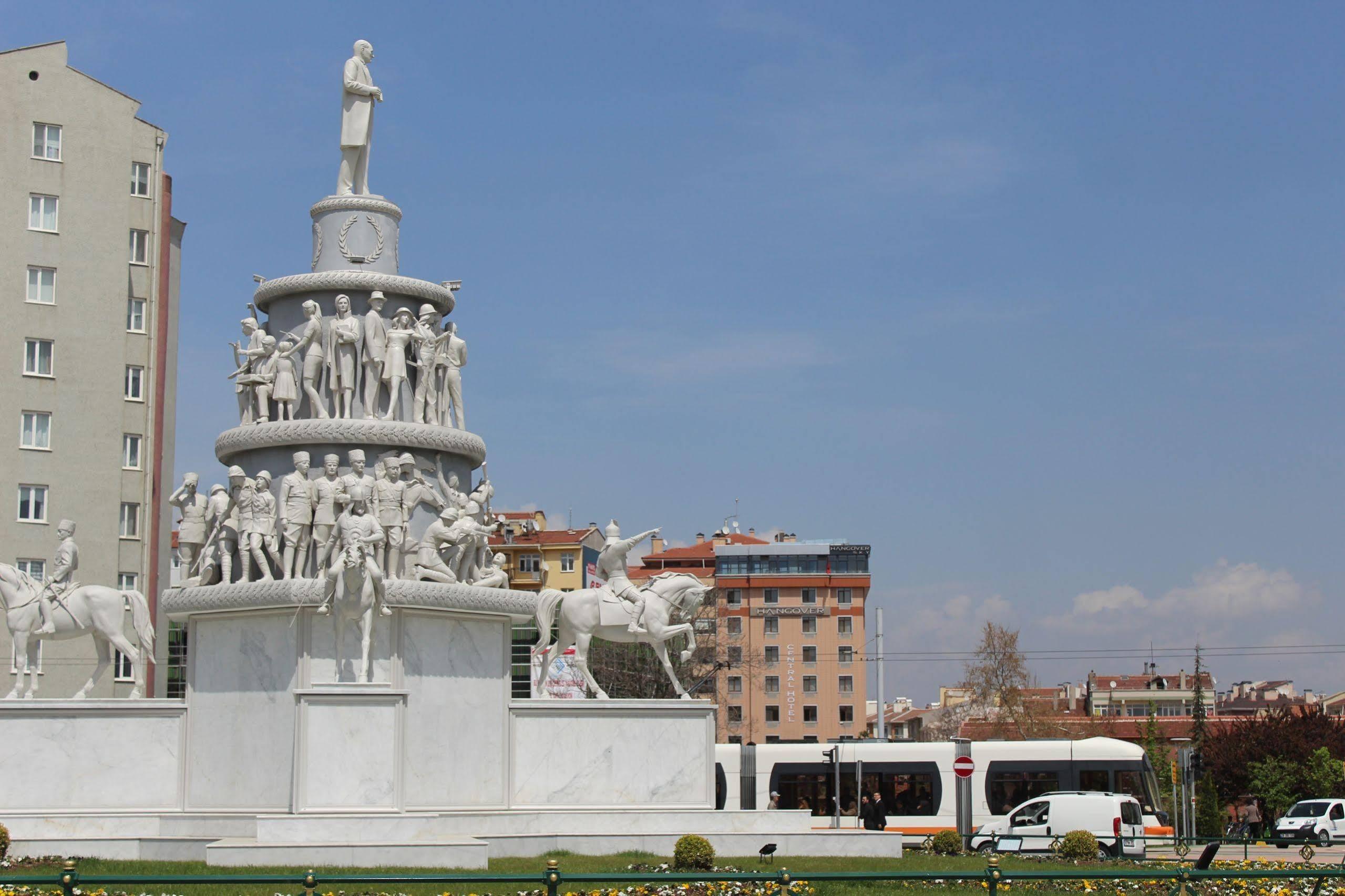 Hangover Central Hotel Eskisehir Bagian luar foto